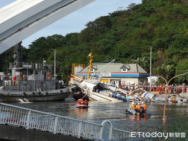 ▲▼南方澳斷橋，海軍拖出新臺勝266號漁船。（圖／記者宋良義攝）