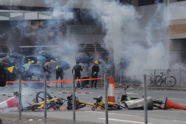 ▲香港沙田警方向示威者發射催淚彈。（圖／達志影像／美聯社）