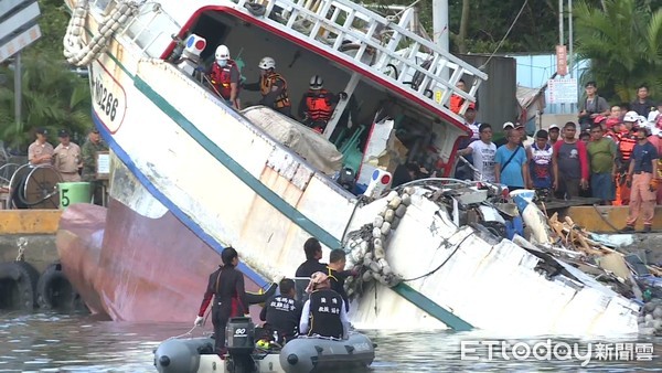 ▲▼南方澳跨海大橋崩塌，登船搜救。（圖／記者宋良義攝）