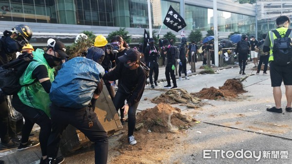 ▲▼ 香港,十一遊行,反送中,示威人士在路上設障礙 。（圖／記者黃彥傑攝）
