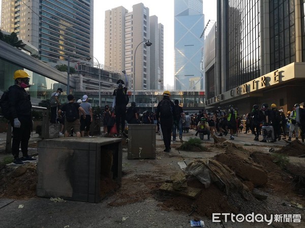 ▲▼ 香港,十一遊行,反送中,示威人士在路上設障礙 。（圖／記者黃彥傑攝）