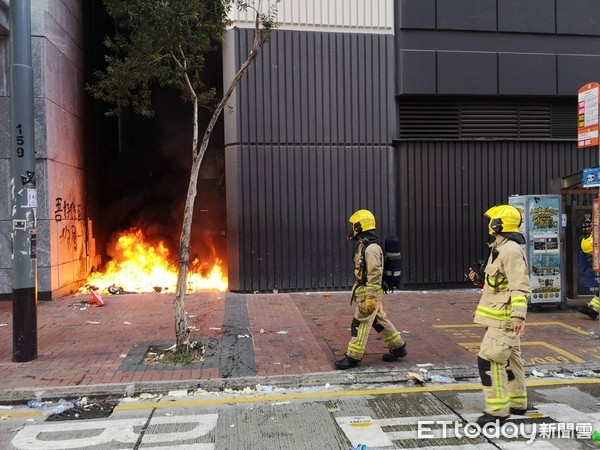 ▲香港10.1港島遊行路面被縱火。（圖／記者黃彥傑攝）