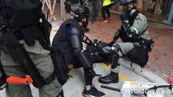 ▲香港10.1遊行，港警用包夾方式開始抓人。（圖／記者黃彥傑攝）