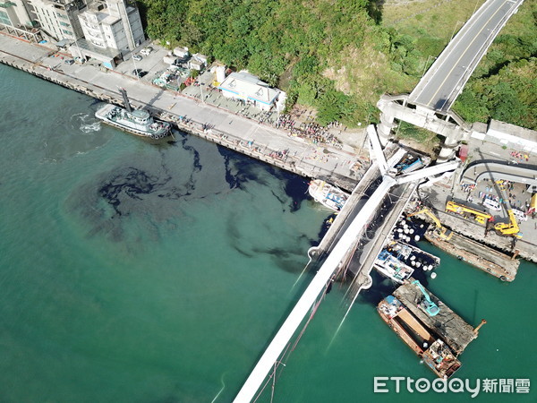 ▲▼南方澳跨海大橋崩塌，空拍畫面。（圖／記者林振民攝）