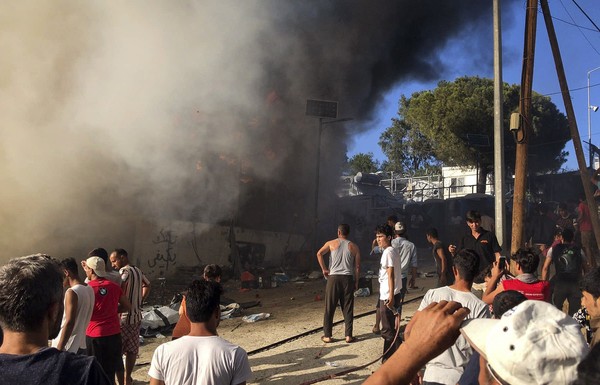 ▲▼希臘列斯伏斯島（Lesbos）的莫里亞難民營（Moria Camp）於29日發生火災，釀成至少1死。（圖／達志影像／美聯社）