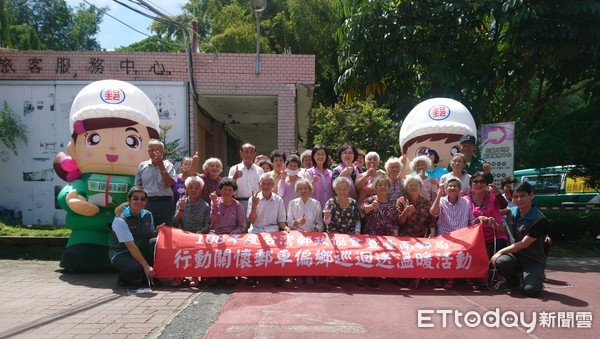 ▲台南郵局行動關懷郵車，攜手公館社區發展協會，在岡林國小舉辦手作草仔粿活動，與公館社區的長者們一起歡度重陽節。（圖／記者林悅翻攝，下同）