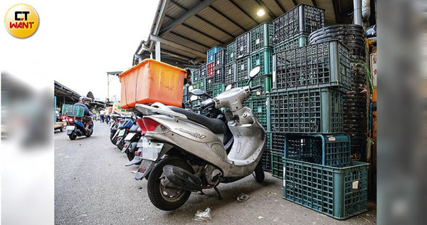不僅霸佔拍賣市場精華區，王慶中還強佔八米道路旁的機車格販賣回收菜籃，堆放過高已危害行路安全。（圖／鄭清元）