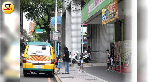 家長將小孩送到幼兒園，卻不知業者因為超收學童，將孩童載往另一處補習班內。（圖／黃威彬攝）