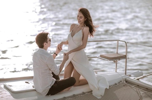 Namwan去年嫁給富商老公，在遊艇上拍攝浪漫合照。（網路圖片）
