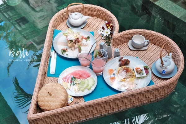 ▲峇里島Aksari Villa Seminyak 有夢幻愛心漂浮早餐。（圖／OREO 時光旅行提供）