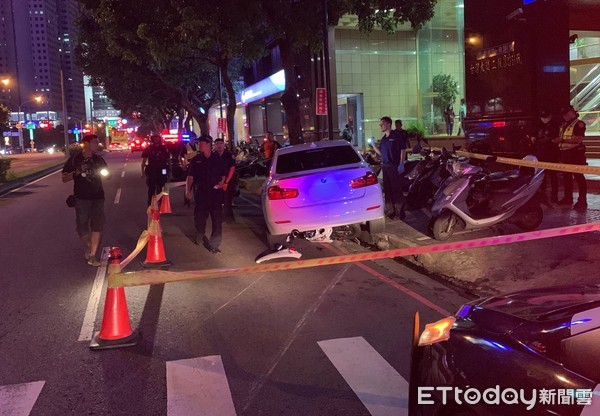 ▲▼小客車衝撞警用機車卡在人行道上，駕駛趁隙逃逸。（圖／民眾提供）