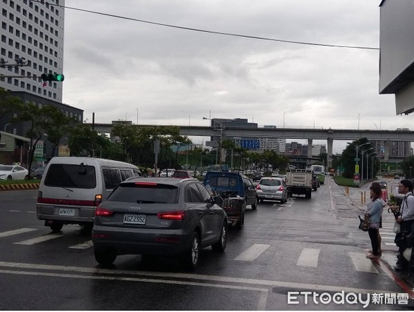 ▲▼因國1北上聯結車車禍波及平面道路台４線壅塞。（圖／蘆竹警分局提供）