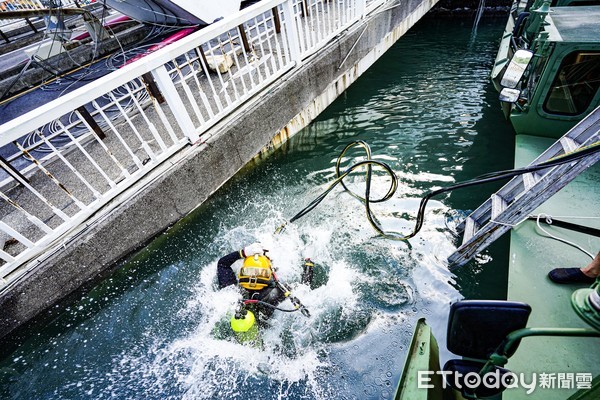 ▲▼南方澳跨海大橋崩塌搜救現場第二日，海軍水下作業大隊。（圖／國防部提供）