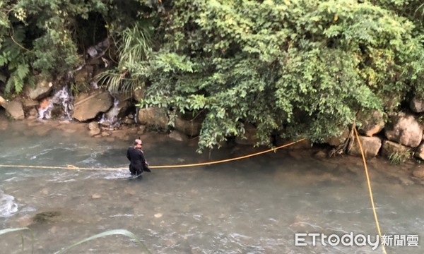 ▲ 萬里員潭溪婦人落水失蹤 警消持續搜救。（圖／記者郭世賢翻攝）