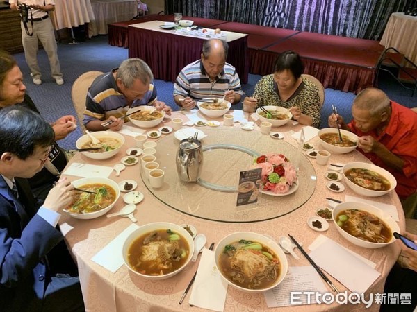 ▲▼花蓮煙波飯店牛肉麵開賣與門諾醫院攜手邀請癌友分享美味。（圖／門諾基金會提供，下同）