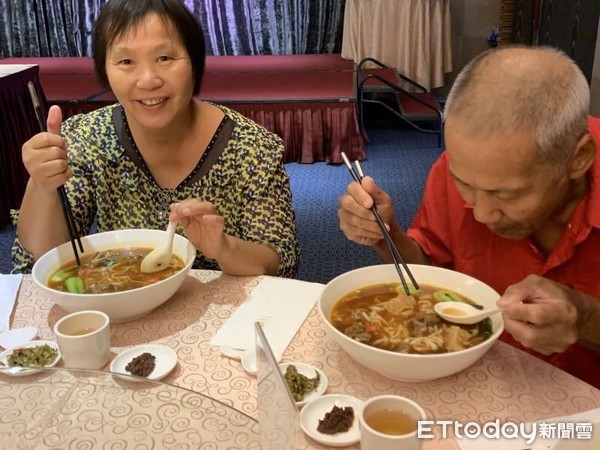 ▲▼花蓮煙波飯店牛肉麵開賣與門諾醫院攜手邀請癌友分享美味。（圖／門諾基金會提供，下同）