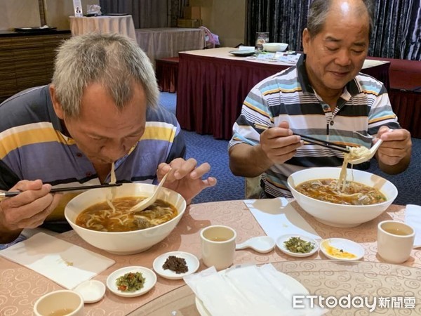 ▲▼花蓮煙波飯店牛肉麵開賣與門諾醫院攜手邀請癌友分享美味。（圖／門諾基金會提供，下同）