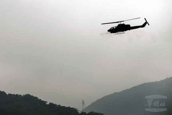 ▲▼ 陸航AH-1W眼鏡蛇攻擊直升機向目標靶區攻擊。（軍聞社記者葛芃欣攝）