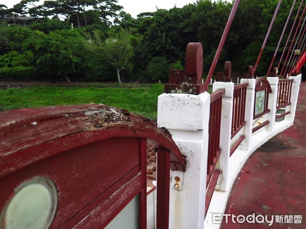 ▲花蓮市「菁華橋」大紅色的鋼梁結構橫跨於美崙溪上，過去是連繫花蓮港市區與美崙地區的重要橋梁，如今為花蓮市觀光地標之一。（圖／花蓮市公所提供，下同）