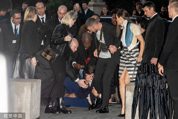 ▲▼「大賈」賈斯汀（Justin Timberlake）在巴黎時裝周遭到惡作劇名人維塔立塞都克（Vitalii Sediuk）襲擊。（圖／CFP）