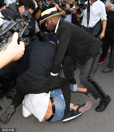 ▲▼「大賈」賈斯汀（Justin Timberlake）在巴黎時裝周遭到惡作劇名人維塔立塞都克（Vitalii Sediuk）襲擊。（圖／CFP）