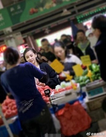 ▲網友偶遇Angelababy上菜市場。（圖／翻攝自微博）