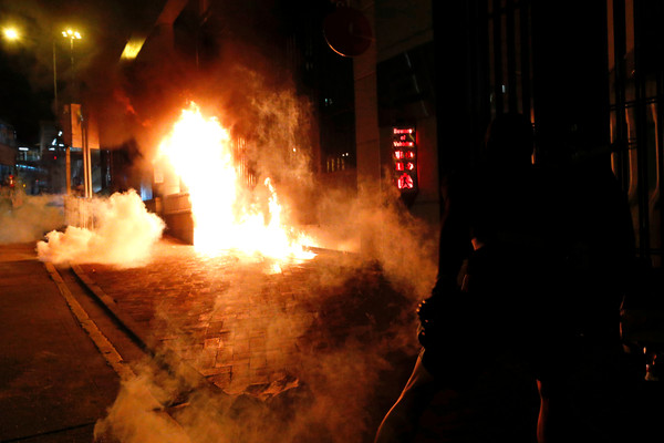 ▲▼香港2日晚間多次爆發衝突，示威者在荃灣新界南警察總部外投擲汽油彈。（圖／路透）