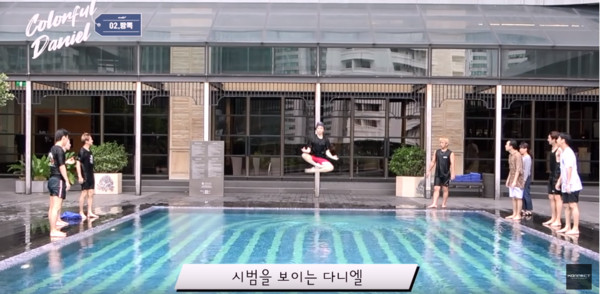 ▲姜丹尼爾在曼谷泳池跳水。（圖／翻攝自YouTube／KONNECT Entertainment）