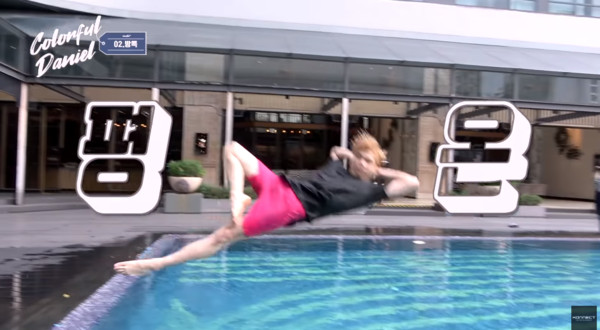 ▲姜丹尼爾在曼谷泳池跳水。（圖／翻攝自YouTube／KONNECT Entertainment）