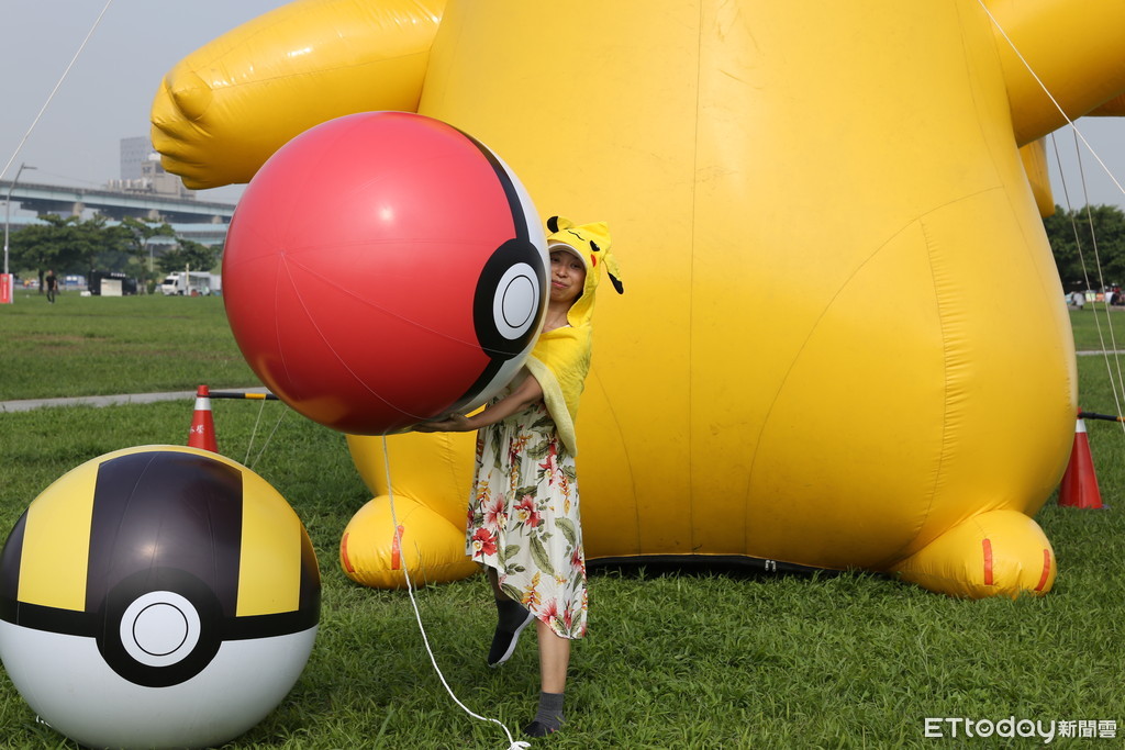 直擊《Pokémon GO》Safari Zone新北活動　玩家搶拍超大型充氣皮卡丘（圖／記者樓菀玲攝）
