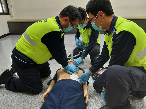 ▲男打羽球突倒地　「秒做CPR」救回急性心肌梗塞！消防局要找恩人。（圖／記者陳凱力翻攝）