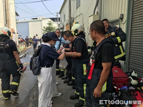 ▲▼臺中市大雅區中和六路物流中心鐵皮工廠，於10月3日1時45分發生火警，臺中市政府消防局立即派遣27部消防車、83名人員前往現場進行搶救，兩位參與搶救的消防隊員於凌晨3點22分失聯，消防局立即派遣快速救援小組(RIT)進入火場搜救，於8點8分及8點47分，分別尋獲2具大體。（圖／慈濟基金會提供）