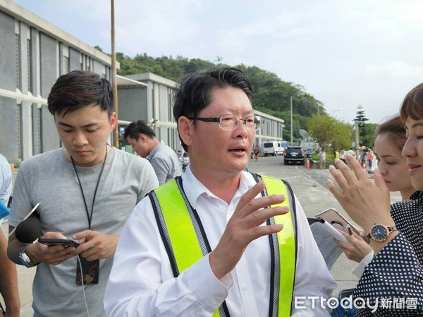 ▲▼交通部政務次長黃玉霖說明橋拆除及重建工程。（圖／記者游芳男攝）