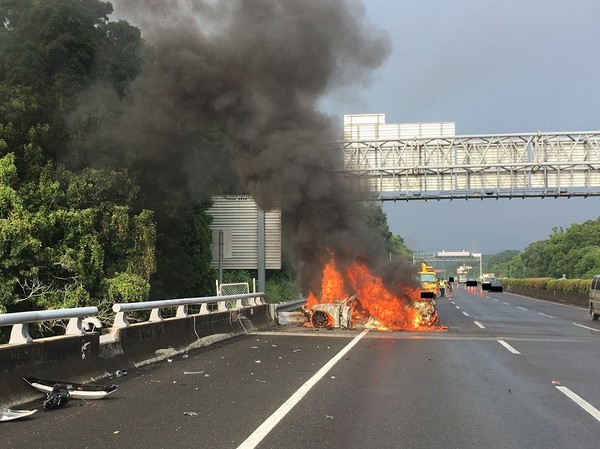 ▲▼ 南二高自撞車禍。（圖／讀者提供）