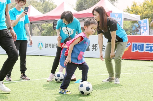 ▲心路基金會的小朋友在志工陪伴下體驗足球活動的樂趣。（圖／大會提供）