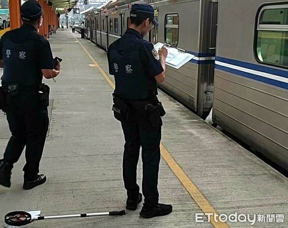 ▲台鐵桃園內壢車站3日下午5時許發乘客落軌遭輾斃事件，鐵路警察封鎖現場調查事故原因。（圖／記者沈繼昌翻攝）