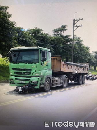 ▲高雄市大寮區河堤路二段發生一起1死1傷的車禍             。（圖／記者吳奕靖翻攝）