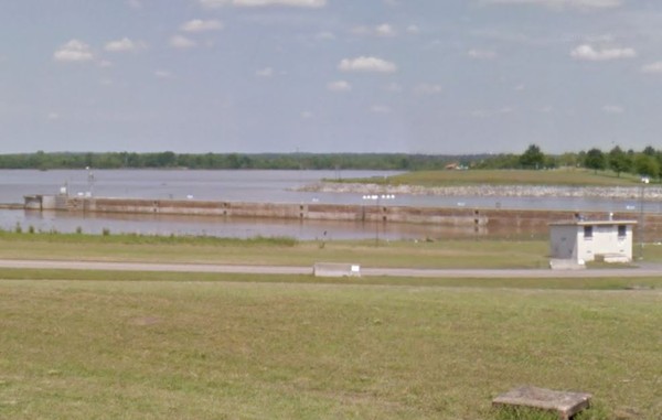 小學女師倒車進水壩，企圖淹死後座2歲女兒。（圖／翻攝自Google地圖）