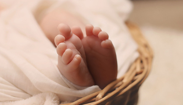 產婦「子宮破裂」男嬰夭折　生產風險隨時可能發生，誰該負責？