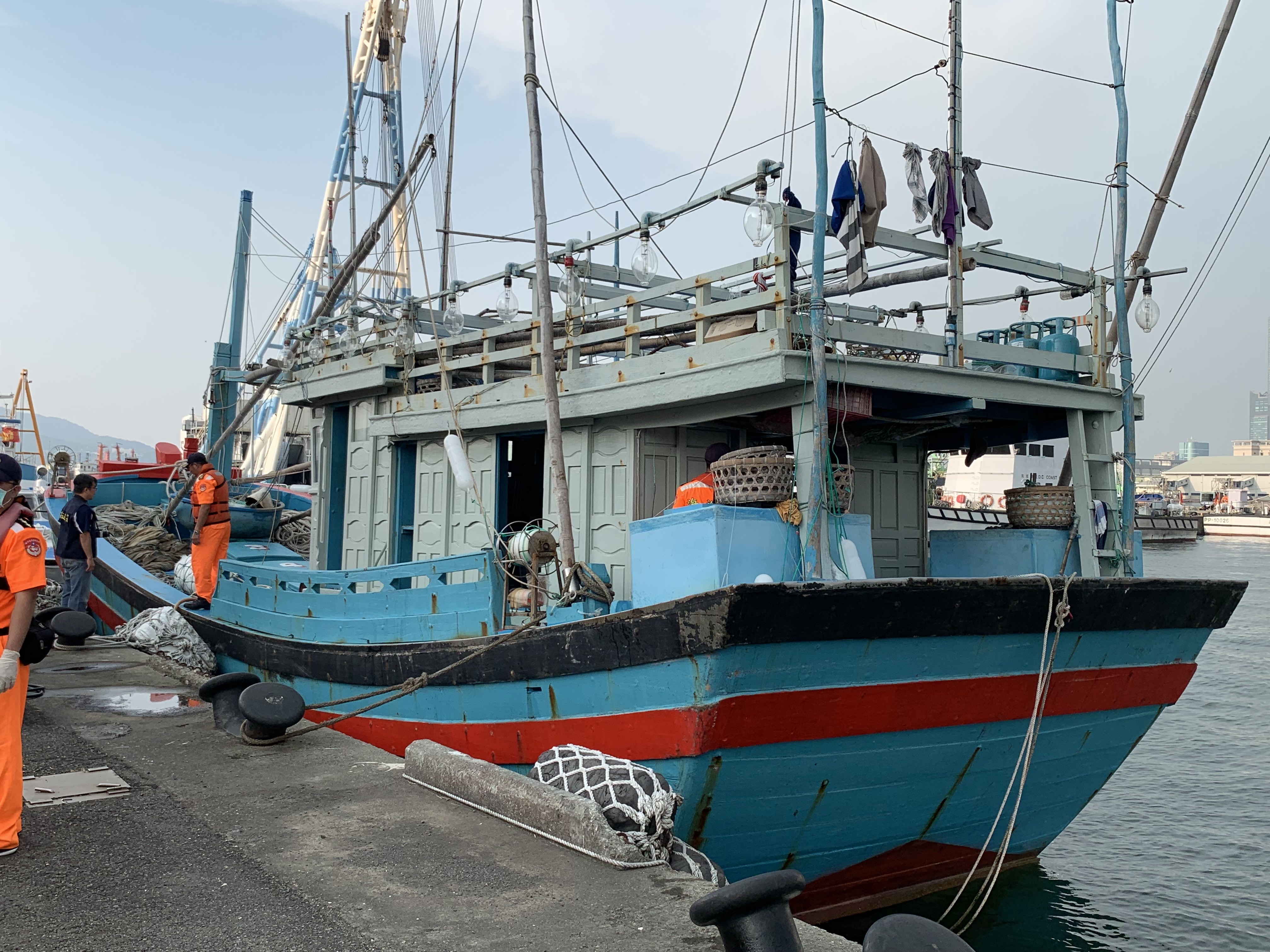 ▲海巡署艦艇在恆春鵝鑾鼻海域查扣越界捕魚的越南籍漁船            。（圖／記者陳崑福翻攝）