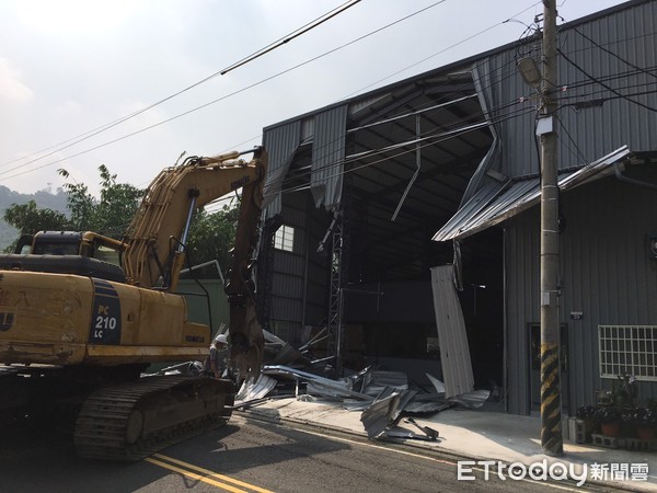 ▲台中市上午強拆農地上違建工廠。（圖／記者鄧木卿攝）