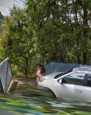 一對裸體男女出現在山路旁，被Google街景捕獲，引發網路熱議。（翻攝Google Map）