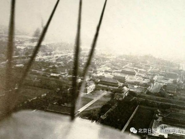 ▲1920年代，從南苑機場起飛的一架高德隆G3型飛機上，俯瞰紫禁城。（圖／翻攝　北京日報舊京圖說）