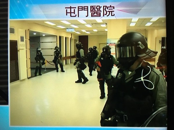 ▲▼香港防暴警察包圍傷者所在的屯門醫院。（圖／翻攝自臉書／香港突發事故報料區）