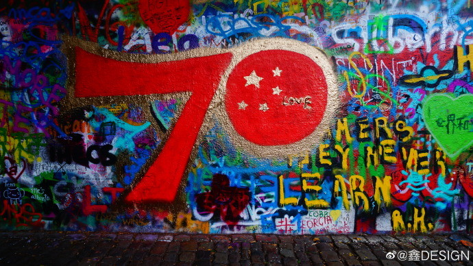 ▲▼陸客在捷克藍儂牆上塗鴉。（圖／翻攝自微博）