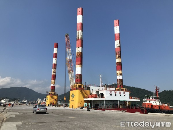 ▲▼南方澳斷橋一萬噸級大型升降平台船「宏禹一號」已經抵達蘇澳港，停泊於蘇澳港7號碼頭。（圖／記者游芳男翻攝）