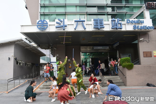 ▲「咚咚舞蹈團」舞者從火車站周遭慢慢聚集在車站大門前，隨著音樂起舞。（圖／記者蔡佩旻攝）