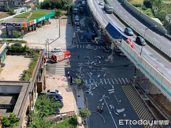 ▲▼台64線高架快速道路貨櫃車翻車。（圖／翻攝爆廢公社）