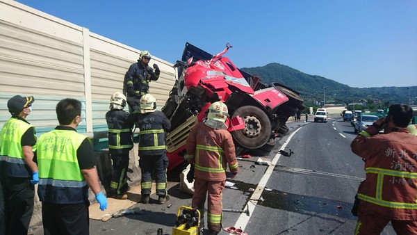 ▲▼八里貨櫃車撞隔音牆。（圖／翻攝臉書「我是蘆洲人」）