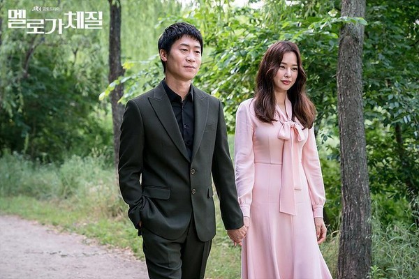 陳善奎（左）、李荷妮（右）在《雞不可失》結局被湊對，客串《浪漫的體質》演的也是情侶。（翻攝自JTBC官網）